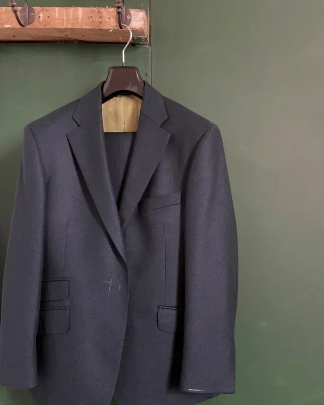 There is more to a plain flannel than colour alone.

In Oxbridge, the soft surface and matt finish give the cloth its quiet character. Photographed close up, the texture becomes the focus; in the workroom, the handle completes the impression.

Oxbridge Flannel by Standeven, tailoring by @nicholas_simon_tailoring 

Speak to the team, sales@standevenfabrics.co.uk 

#standeven #oxbridgeflannel #flannelsuiting #bespokesuit #standevenoxbridgeflannel #sartorial #nicholassimontailoring